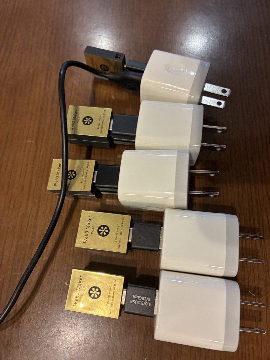 当社が実際に稼働させていたWeb3 Maker実機。USB電源アダプタに挿すだけの超小型デバイス